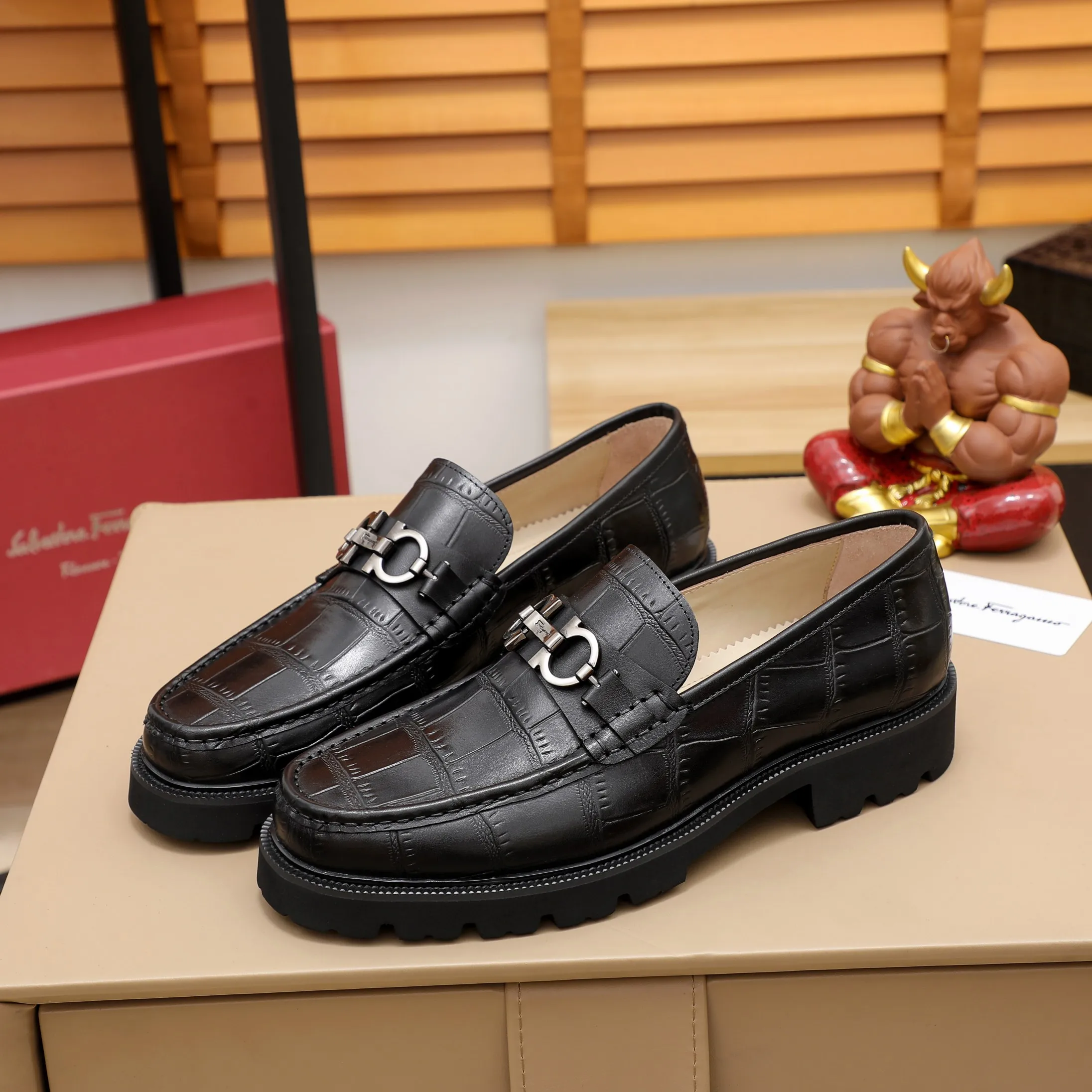 Men's shoes 💰540 🕷🕷🐂【Ferragamo】Ferragamo Popular fashionable casual shoes🇨🇳Official website counter 1:1 production, original mold opening💯Good quality visible, imported high-end first-layer waxed calfskin, water-dyed🐂leather lining🌿very clear texture, high-quality waterproof, non-slip and wear-resistant outsole🎋high quality and low price, truly handmade🍓Black optional! Code number 38-45……